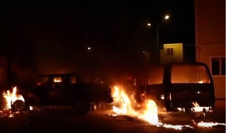U neredima na Malti migranti zapalili nekoliko automobila. Ozlijeđen policajac